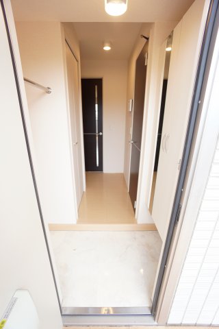 玄関　同物件、反転タイプの写真です。