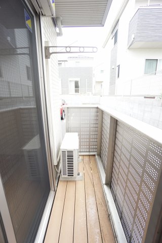 バルコニー　同物件、反転タイプの写真です。