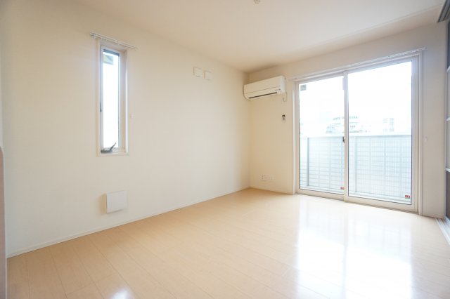 居室・リビング　同物件、反転タイプの写真です。