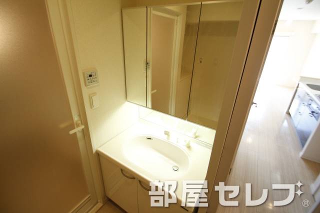 洗面設備　洗髪洗面化粧台。