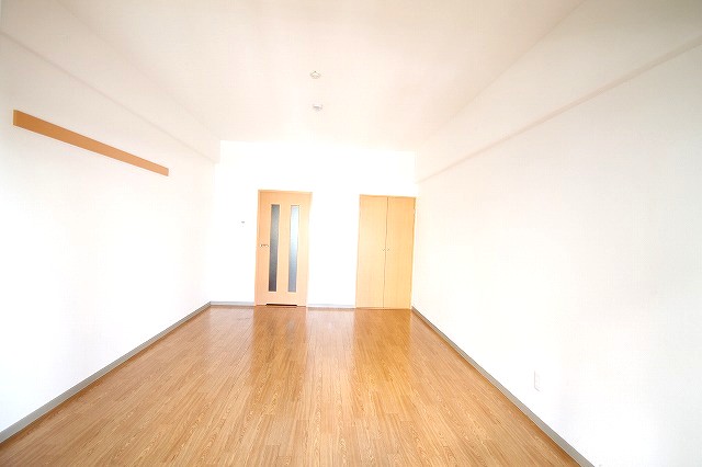 居室・リビング　広々室内　洋室10.5帖