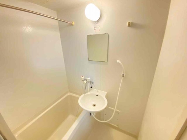 バス・シャワールーム　コンパクトで使いやすいお風呂です