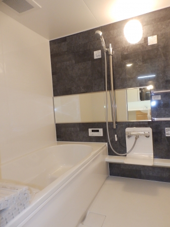 バス・シャワールーム　落ち着いた空間のお風呂です