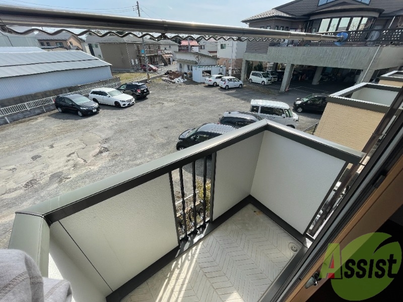 バルコニー　バルコニーはこんな感じ。洗濯物を干すスペースもあります。