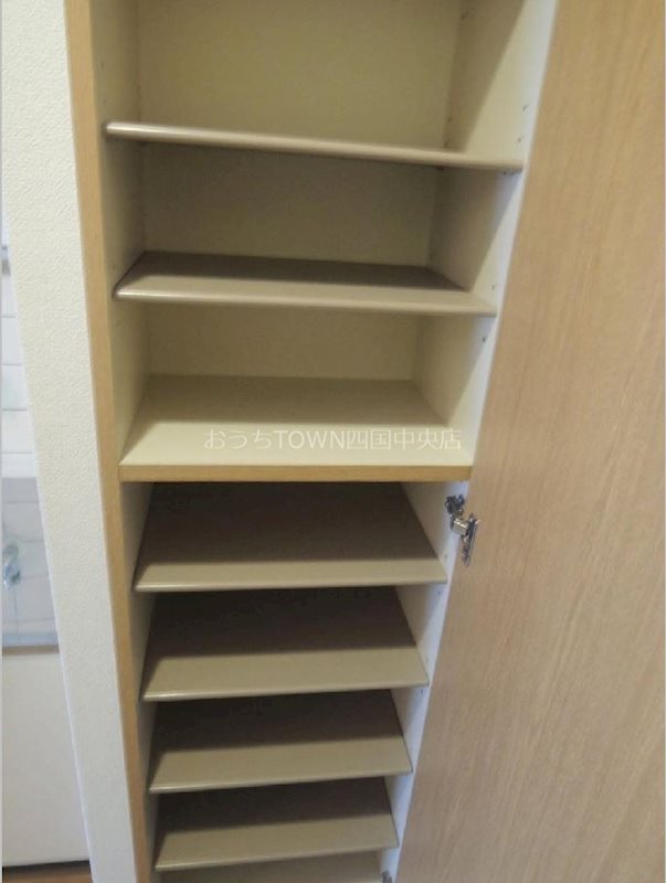 玄関　大きな靴箱