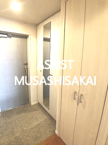 玄関　室内写真：設備同仕様の参考写真です