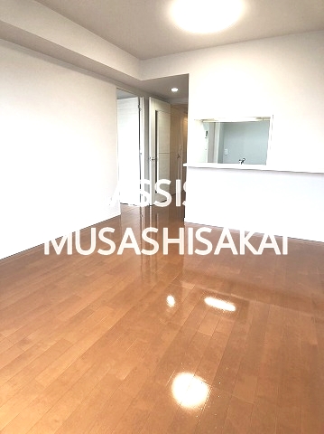 居室・リビング　室内写真：設備同仕様の参考写真です