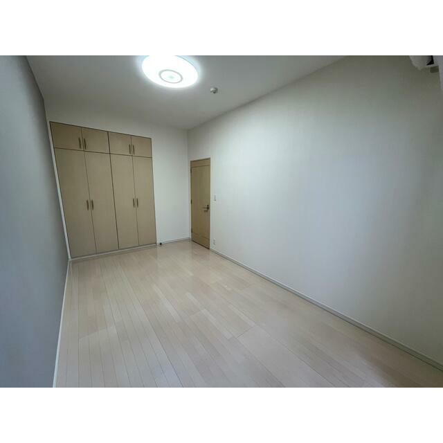 その他部屋・スペース　落ち着いた色調の寝室です