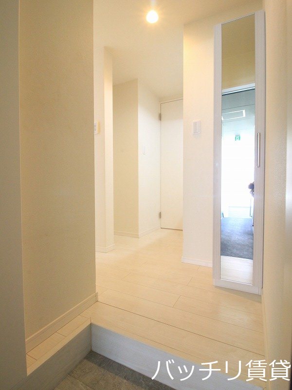 玄関　別号室タイプの為、現状を優先致します。