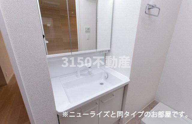 洗面設備　ゆったりとスペースのある洗面所