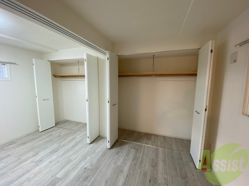 収納　こちらの収納にはハンガーをかけて服もしまえますね。