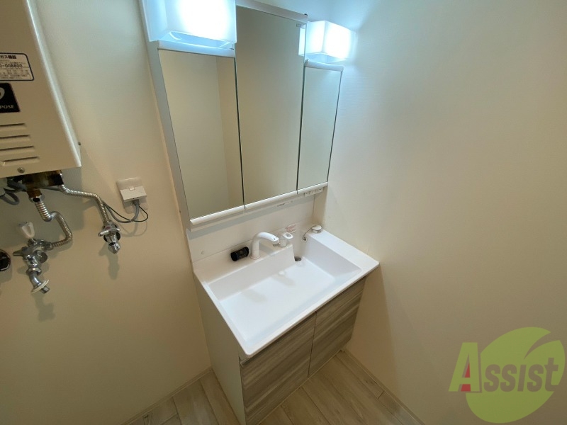 洗面設備　シャンプードレッサー。身支度はここでばっちりですね。