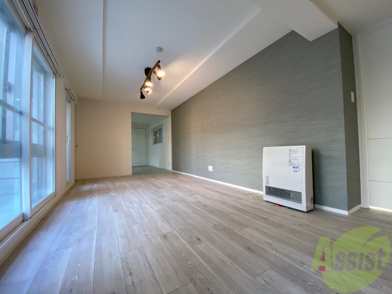 居室・リビング　リビングです。木目のフローリングが落ち着きますね。