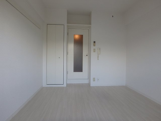 居室・リビング　異なる号室の室内写真です