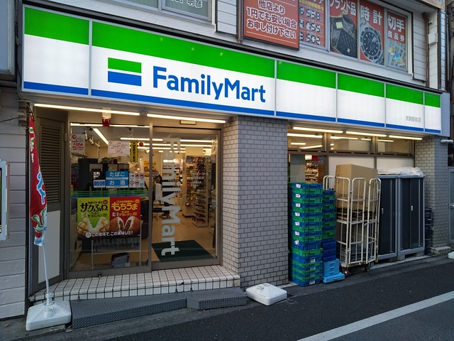 コンビニ　ファミリーマート用賀駅前店（コンビニ）まで180m