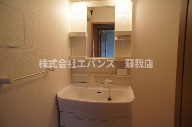 洗面設備　独立洗面台あり、毎朝おしゃれに忙しい女性の方におすすめです