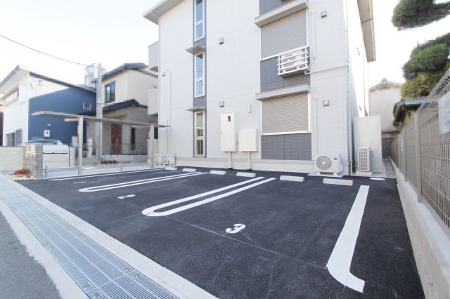 駐車場　駐車場の空き状況は都度確認が必要です