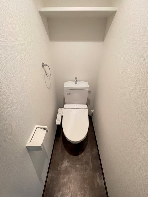トイレ　落ち着いた色調のトイレです