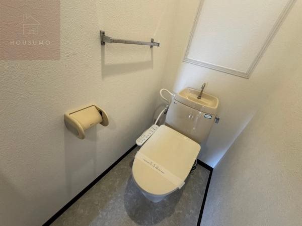 トイレ　落ち着いた色調のトイレです