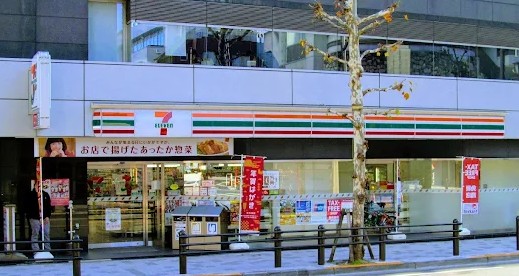 コンビニ　セブンイレブン赤坂6丁目店（コンビニ）まで326m