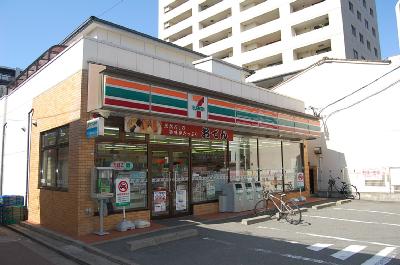 コンビニ　セブンイレブン（コンビニ）まで331m