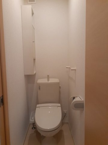 トイレ　落ち着いた色調のトイレです