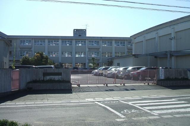 小学校　鈴鹿市立清和小学校（小学校）まで889m