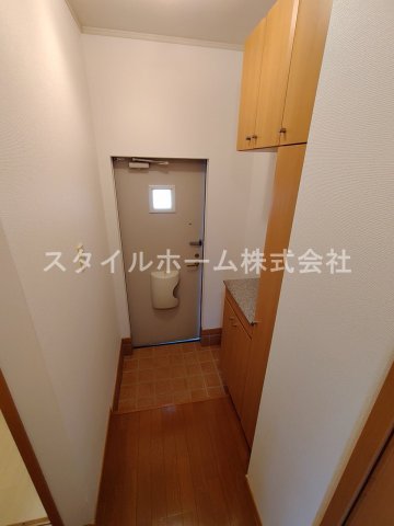 玄関　別部屋写真です。