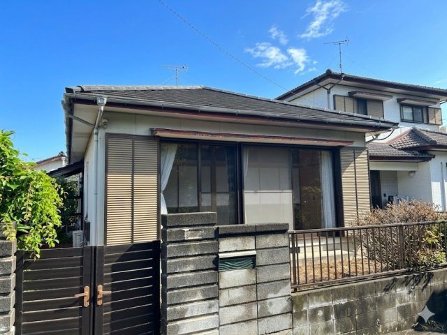 建物外観　閑静な住宅街に佇む、日当たりの良い一戸建てです。