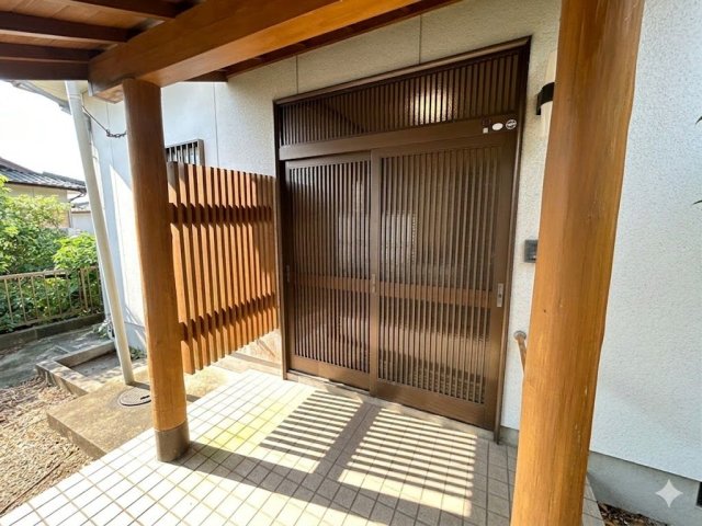 玄関　木の温もりを感じる、趣ある和風玄関です。
