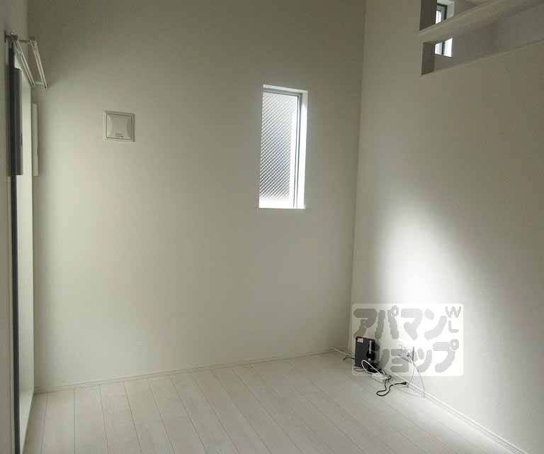 居室・リビング　白がベースのきれいなお部屋です！