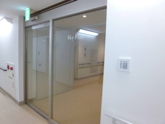 エントランス　１階にもオートロックが付いています
