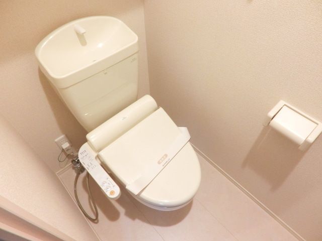 トイレ　ウォシュレット付きです。