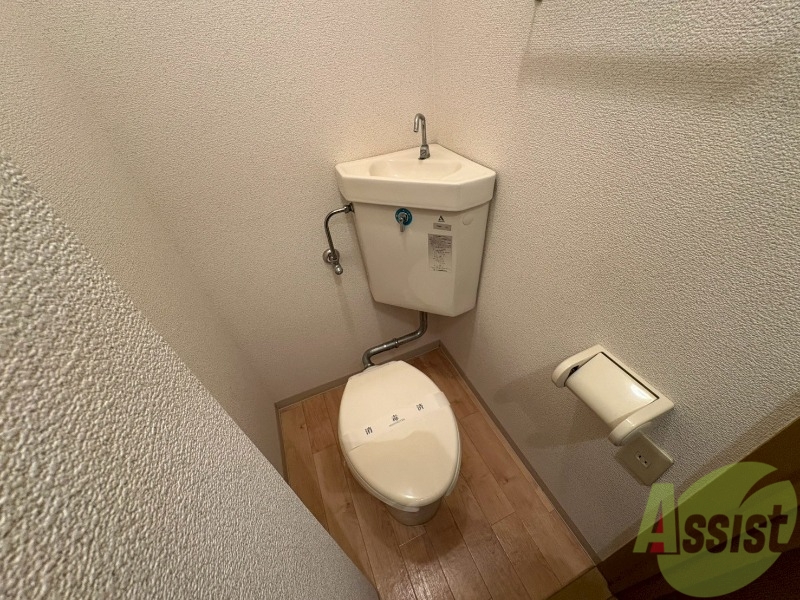 トイレ　こちらはトイレです。清潔感があり、安心して使用できます。