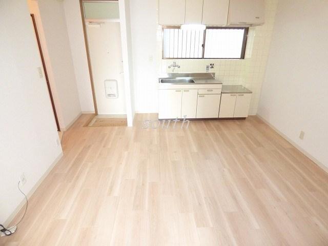 居室・リビング　日当たり良好明るいお部屋で気分もあがりますね♪