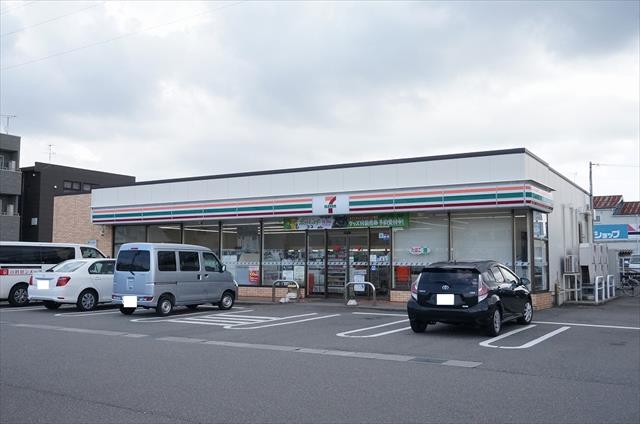 コンビニ　セブンイレブン（コンビニ）まで984m
