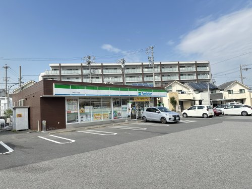 コンビニ　ファミリーマート 粕畠三丁目店（コンビニ）まで716m