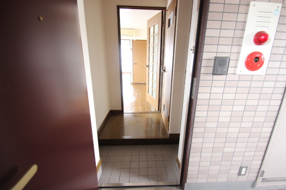 玄関　※写真は別号室の物です