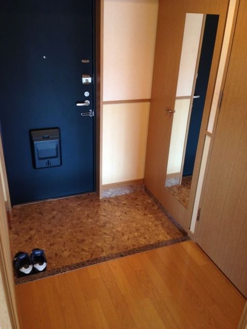 玄関　玄関。大きな姿見