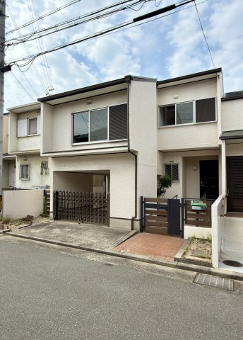 建物外観　屋根・ゲート付きの駐車場を完備の日当たりの良い戸建てです。