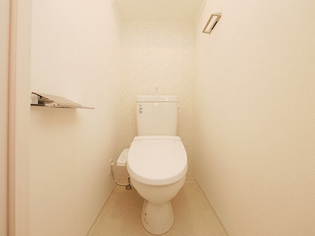 トイレ　落ち着いた色調のトイレです