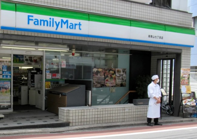 コンビニ　ファミリーマート 南青山七丁目店（コンビニ）まで41m