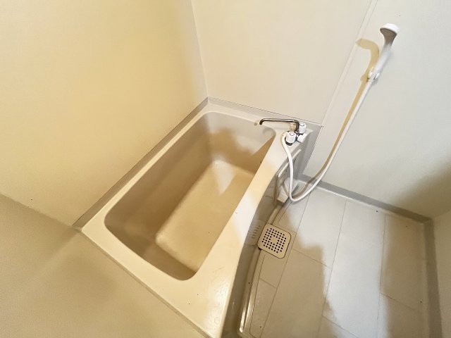 バス・シャワールーム　コンパクトで使いやすいお風呂です
