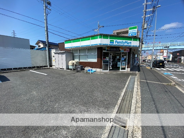 コンビニ　ファミリーマート（コンビニ）まで327m