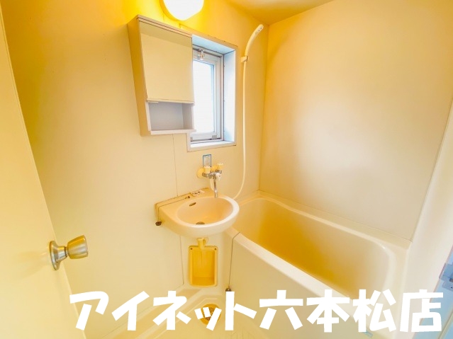 バス・シャワールーム　1日の疲れを流しましょう。
