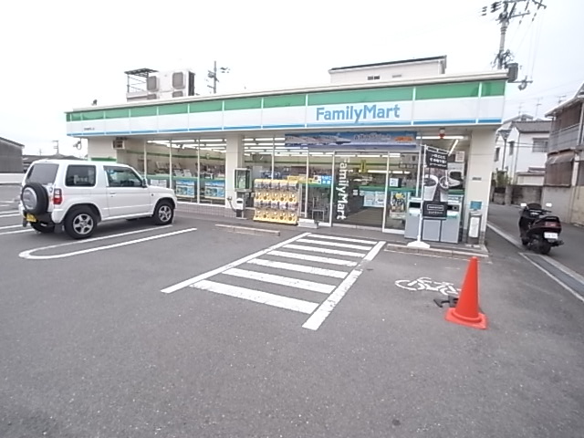 コンビニ　ファミリーマート　四條畷岡山店（コンビニ）まで216m