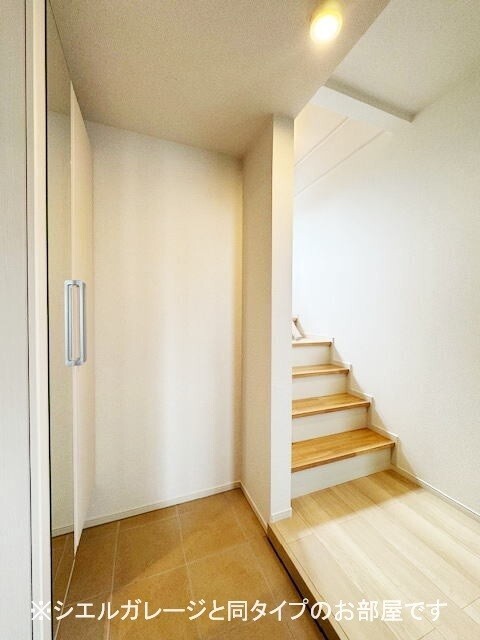 玄関　＊同タイプのお部屋の内装写真転載