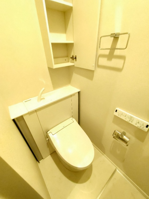 トイレ　棚が付いた多機能便座のトイレ。