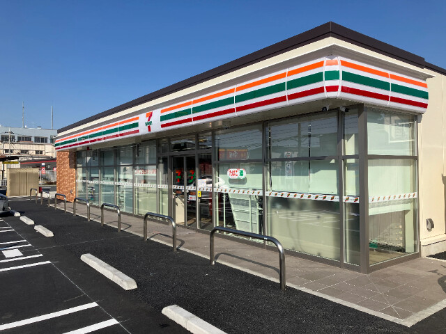 コンビニ　セブンイレブン大阪靱本町2丁目店（コンビニ）まで132m