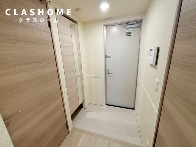 玄関　同物件の別部屋になります。